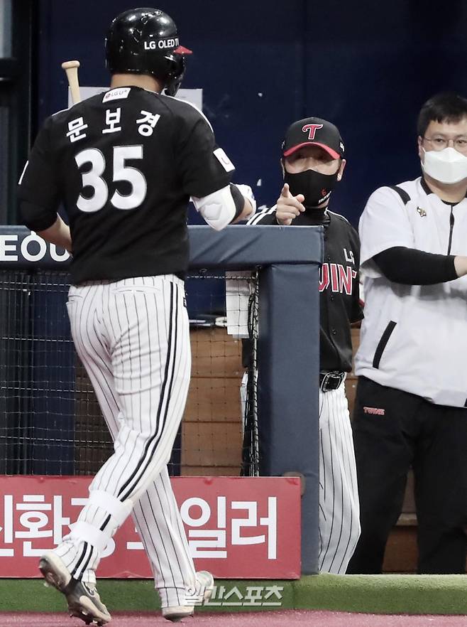 "2021프로야구 KBO리그 키움히어로즈와 LG트윈스의 경기가 16일 오후 서울 고척스카이돔에서 열렸다. 6회초 1사 1,3루 문보경이 역전 스리런홈런을 치고 홈인해 류지현 감독의 축하를 받고 있다. 고척=김민규 기자 kim.mingyu@joongang.co.kr /2021.06.16/"