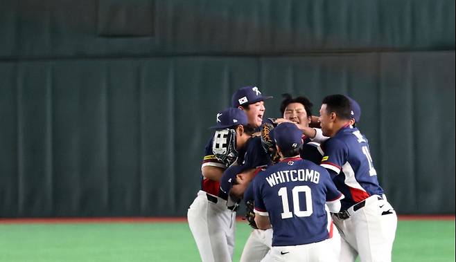 <yonhap photo-8074=""> 한국 문보경 '바로 이 기분이야!' (도쿄=연합뉴스) 김인철 기자 = 9일 일본 도쿄돔에서 열린 2026 월드베이스볼클래식(WBC) C조 조별리그 최종전 대한민국과 호주의 경기. 호주를 꺾고 8강 진출을 확정한 한국 대표팀의 문보경이 동료선수들과 함께 기뻐하고 있다. 2026.3.9 yatoya@yna.co.kr/2026-03-09 22:37:19/ <저작권자 ⓒ 1980~2026 ㈜연합뉴스. 무단 전재 재배포 금지, AI 학습 및 활용 금지></yonhap>