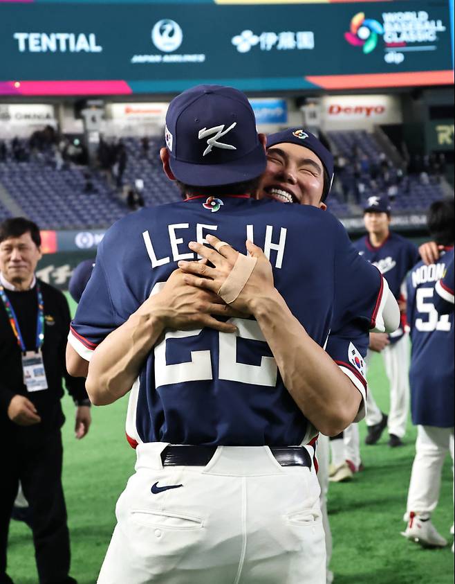 <yonhap photo-7961=""> 이정후-김혜성, '가자! 마이애미로!' (도쿄=연합뉴스) 김인철 기자 = 9일 일본 도쿄돔에서 열린 2026 월드베이스볼클래식(WBC) C조 조별리그 최종전 대한민국과 호주의 경기. 호주를 꺾고 8강 진출을 확정한 한국 대표팀의 이정후와 김혜성이 기뻐하고 있다. 2026.3.9 yatoya@yna.co.kr/2026-03-09 22:29:02/ <저작권자 ⓒ 1980~2026 ㈜연합뉴스. 무단 전재 재배포 금지, AI 학습 및 활용 금지></yonhap>