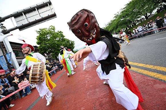 춘향제 대동길놀이 춘향카니발 참가팀이 경연을 펼치고 있다. [사진=남원시 ]