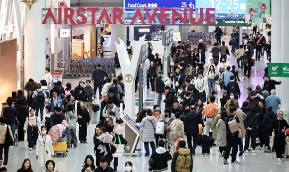 인천국제공항 제1여객터미널 출국장 내 면세구역에서 공항이용객들이 이동하고 있다. [사진=연합뉴스]