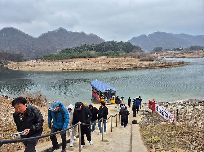 영화 ‘왕과 사는 남자’의 흥행으로 지난 6일 관광객의 발길이 이어지고 있는 강원도 영월군 남면 청령포. 박진호 기자