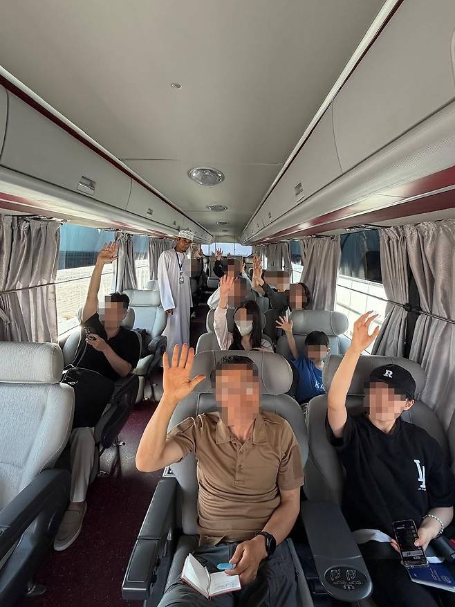 이씨가 마련한 버스를 타고 UAE에서 탈출하고 있는 사람들. 사진 독자