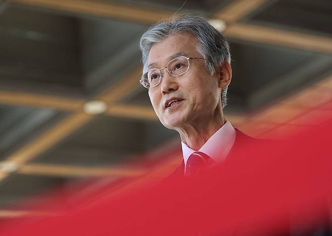 조희대 대법원장이 지난달 23일 서울 서초구 대법원으로 출근하며 사법 3법 관련 질문에 답하고 있다. 조 대법원장은 법왜곡죄에 관해 "판결이 마음에 들지 않는다는 이유로 판사를 기소하는 수단으로 악용될 소지가 다분하다"고 밝혔다. 뉴스1