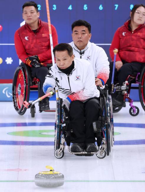 ▲ 한국 휠체어컬링 국가대표팀 양희태가 9일(한국 시간) 오전 이탈리아 코르티나담페초 코르티나 올림픽 컬링 스타디움에서 열린 중국과 2026 밀라노-코르티나담페초 동계 패럴림픽 휠체어컬링 혼성 4인조 라운드 로빈 3차전에서 투구하고 있다.   대한장애인체육회 제공