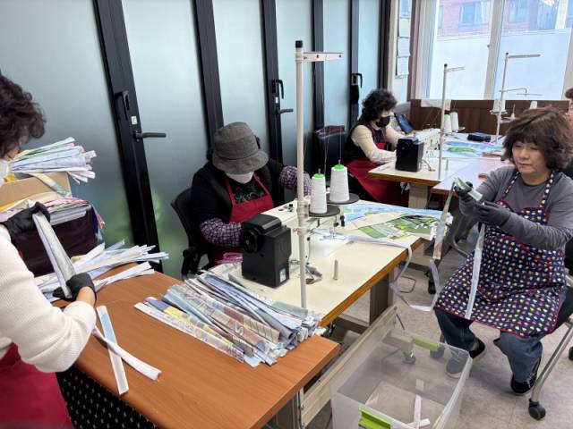 ▲ 6일 춘천시자원봉사센터에서 한국자유총연맹 춘천시지회 여성회원들이 폐현수막을 재활용한 장바구니를 만들고 있다.    최수현 기자