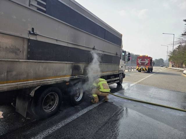 ▲ 10일 오전 9시 23분쯤 양양군 서면 서울양양고속도로에서 5t 화물트럭에 불이 나 소방당국이 진화했다. 강원소방본부 제공