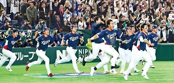 < 도쿄의 기적 > 9일 일본 도쿄돔에서 열린 2026 월드베이스볼클래식(WBC) C조 조별리그 최종전에서 8강 진출을 확정 지은 한국 선수들이 환호하고 있다.  연합뉴스