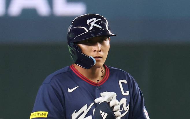 9일 일본 도쿄돔에서 열린 2026 월드베이스볼클래식(WBC) C조 조별리그 최종전 대한민국과 호주의 경기. 3회초 무사 2루 한국 이정후가 1타점 2루타를 친 뒤 기도하고 있다. /사진=연합뉴스