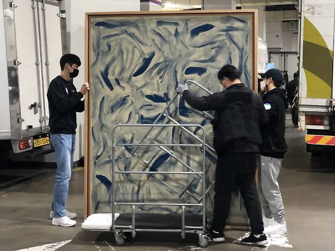 설치를 위해 이동중인 작품 / 사진. ©박준수