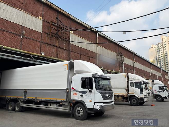 9일 서울 구로구 경인로 인근 물류센터에 화물차들이 주차돼 있다.  /사진=이수 기자