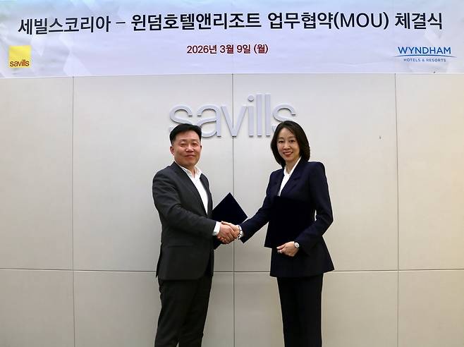 9일 세빌스코리아 이수정 대표이사(왼쪽)와 윈덤호텔앤리조트 APAC 하대원 개발 총괄이사가 부동산 시장 정보 교류를 위한 업무협약을 체결하고 기념촬영을 하고 있다. 세빌스 제공