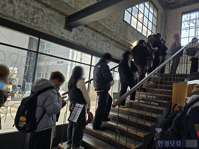 10일 오전 10시 성수의 한 카페 버터떡 대기 줄/사진=유지희 기자