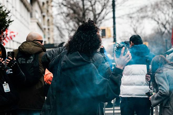 에미르 발라트로 확인된 한 남성이 지난 7일(현지시간) 미국 뉴욕에서 조란 맘다니 시장의 공식 관저 앞에서 집회에서 도널드 트럼프 미국 대통령 지지자들을 향해 수제 폭발물을 던지고 있다. 로이터연합뉴스