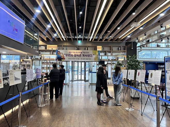 지난 6일 서울 성동구청 로비에서 3·8 세계 여성의 날 기념 전시 ‘우리의 경력은 계속된다’가 열리고 있다. 최민서 인턴기자