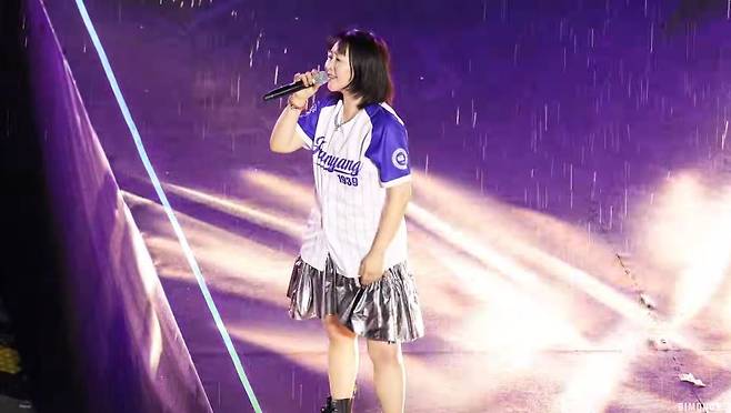 밴드 체리필터는 지난 21일 한양대 축제 무대에 올랐지만 앙코르 무대를 선보이지 못해 23일 재공연을 진행했다. 재공연 무대에는 노개런티로 참석했고, 폭우 속에서 열정적인 공연을 선보였다. 유튜브 채널 <비몽> 영상 캡처