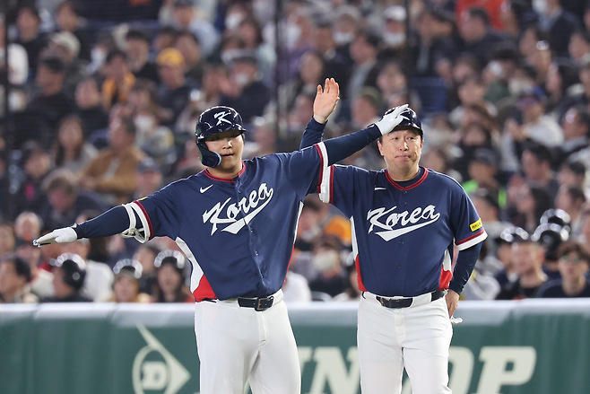 WBC 대표팀 문보경이 9일 호주전 5회 다시 적시타를 때린 뒤 세리머니하고 있다. 연합뉴스