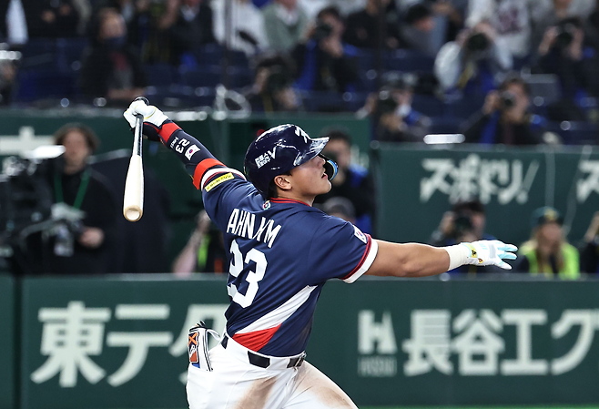 WBC 대표팀 안현민이 9일 호주전 9회 희생플라이를 때리고 있다. 연합뉴스