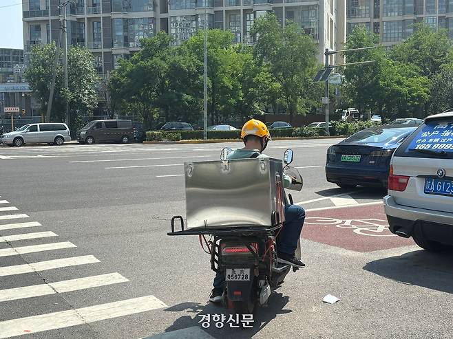 중국 베이징의 거리에서 배달 기사가 배달을 하고 있다./박은하 기자