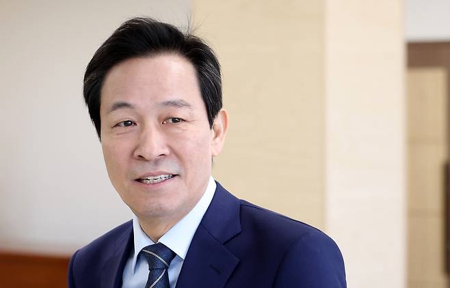 우상호 전 청와대 정무수석이 지난 5일 강원지사 선거 예비후보에 등록하기 위해 강원 춘천시 강원특별자치도선거관리위원회 대회의실로 이동하고 있다. 연합뉴스