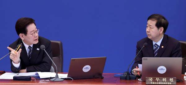 이재명 대통령이 10일 청와대에서 열린 국무회의에서 구윤철 부총리 겸 재정경제부 장관에게 질문하고 있다. 연합뉴스