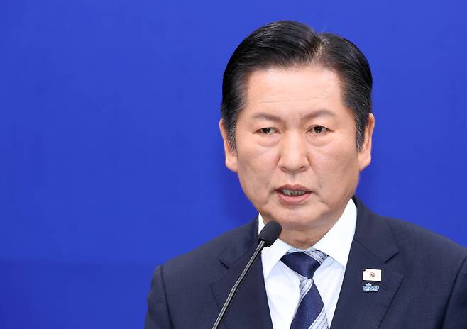 더불어민주당 정청래 대표가 8일 국회에서 당 대표 취임 이후 두 번째 기자회견을 열고 있다. 정 대표는 "검찰ㆍ사법ㆍ언론개혁 완수! 1인 1표제 실현! 지방선거 승리로 이재명정부 성공을 뒷받침 하겠습니다"라고 밝혔다. 연합뉴스