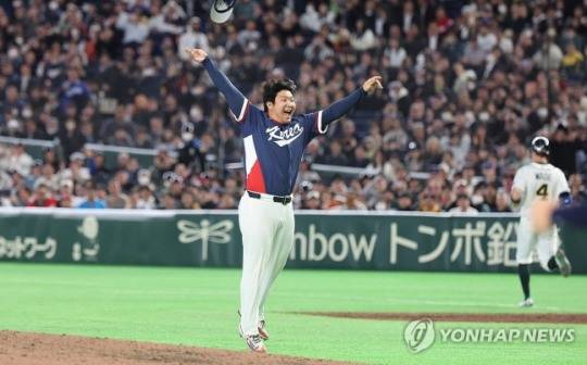 호주를 꺾고 8강 진출을 확정한 한국 문보경이 기뻐하고 있다. / 사진=연합뉴스