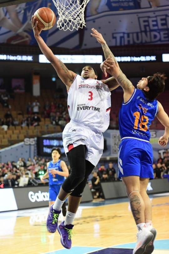 정관장 브라이슨 워싱턴(왼쪽)의 슛 / 사진=KBL 제공. 연합뉴스