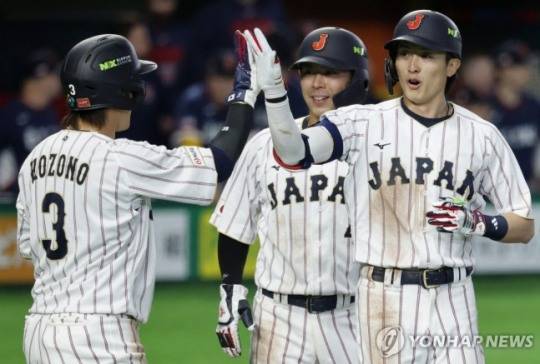 체코전 8회 3점 홈런을 치고 기뻐하는 일본 선수들. / 사진=연합뉴스