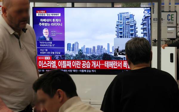 ▲ 미국과 이스라엘의 공격으로 중동 지역 긴장이 급격히 고조되며 두바이행 노선 등이 결항한 가운데 3월1일 인천공항에서 외국인들이 관련 뉴스를 바라보고 있다. ⓒ연합뉴스