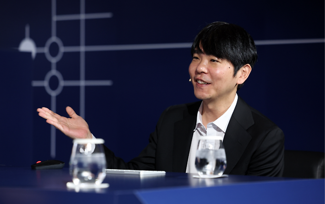 바둑기사 이세돌 9단이 9일 서울 종로구 포시즌스호텔에서 개최된 ‘에이전틱 인공지능(AI) 상용화 글로벌 캠페인’에 참석해 AI 바둑 프로그램을 소개하고 있다. [공동취재]