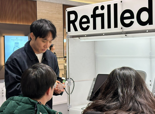 콘스탄트(Constant) 정근식  대표가 소비자들에게 사용법을 설명하고 있다. <제공: 콘스탄트>