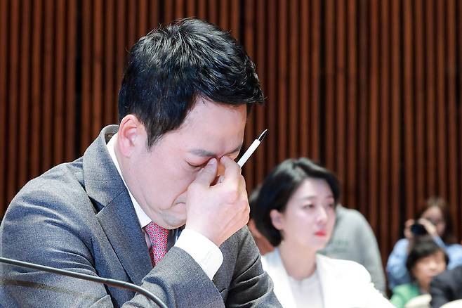 장동혁 국민의힘 대표가 9일 국회에서 열린 의원총회에 참석해 눈가를 만지고 있다. 장 대표 오른쪽은 서울시당위원장인 배현진 의원. [연합뉴스]