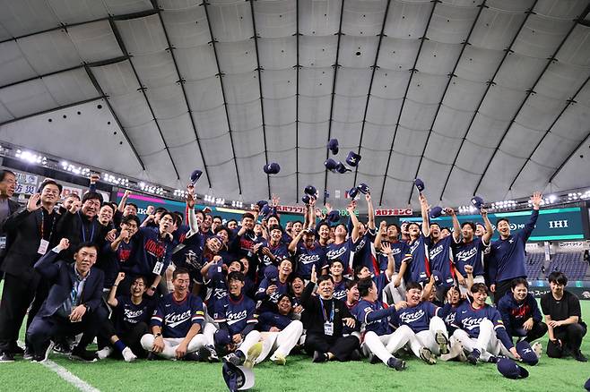 9일 일본 도쿄돔에서 열린 2026 월드베이스볼클래식(WBC) 조별리그 C조 대한민국과 호주의 경기, 7-2 승리로 8강 진출을 확정지은 대한민국 야구대표팀 선수들이 환호하고 있다. 뉴스1