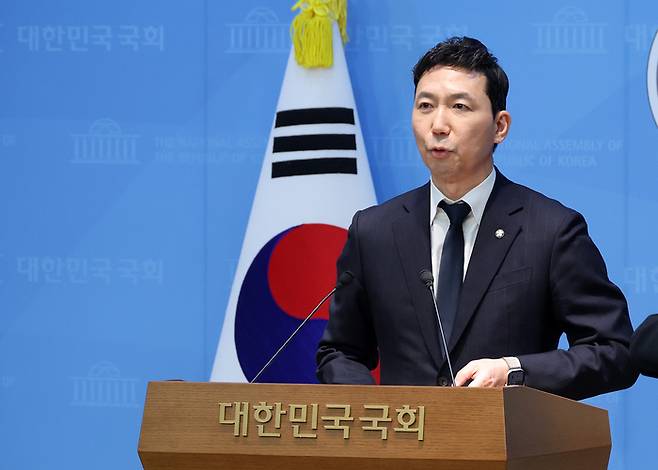 이정헌 더불어민주당 의원이 10일 국회 소통관에서 정원오 서울시장 예비후보의 선대위 구성 발표 기자회견을 하고 있다.  [사진출처=연합뉴스]