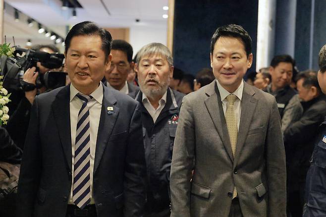 정청래 더불어민주당 대표(왼쪽)와 장동혁 국민의힘 대표가 10일 서울 여의도 한국노동조합총연맹에서 열린 창립 80주년 기념식에 참석하고 있다. 연합뉴스