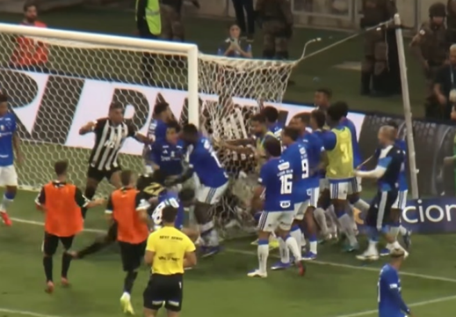 역대 최악으로 꼽힐만한 난투극이 브라질 프로축구 결승전에서 발생했다. 사진=중계화면 캡처