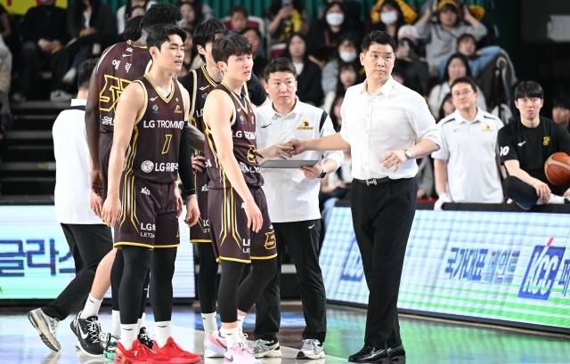 LG는 SK에 1승 4패로 열세이지만 올 시즌 31승 14패를 기록, 단독 1위에 올라 있다. 정관장, SK의 막판 추격전이 거센 상황이지만 큰 문제만 없다면 2013-14시즌 이후 12년 만에 정규리그 우승을 해낼 수 있다. 조상현 사단의 뛰어난 지도력, 그리고 2024-25시즌 정상에 선 ‘우승 멤버’들의 힘이 만든 결과다. 사진=KBL 제공