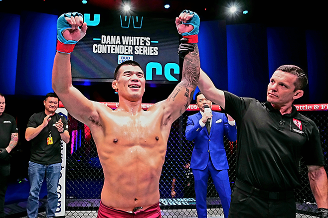 제42회 국제삼보연맹 세계선수권대회 컴뱃 부문 82㎏ 금메달리스트 고석현이 2024년 9월 데이나 화이트 UFC 회장 겸 CEO 주최 유망주 선발대회 Contender Series 시즌8 4주차 메인이벤트 승리 선언을 받고 있다. 사진=TKO