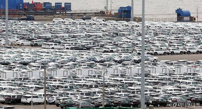 지난달 23일 경기 평택시 포승읍 평택항에 수출용 자동차가 세워져 있다. /사진=뉴스1