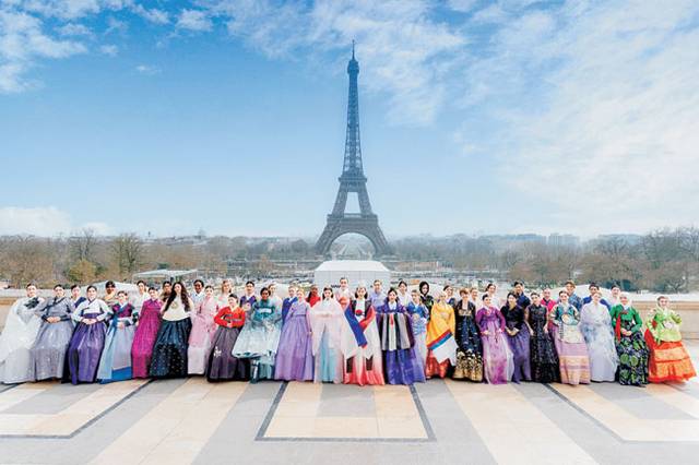 ‘제6회 프랑스 한복모델 선발대회’ 참가자들이 파리 에펠탑 앞에서 포즈를 취하고 있다.  대한민국 한복모델 선발대회 조직위원회 제공