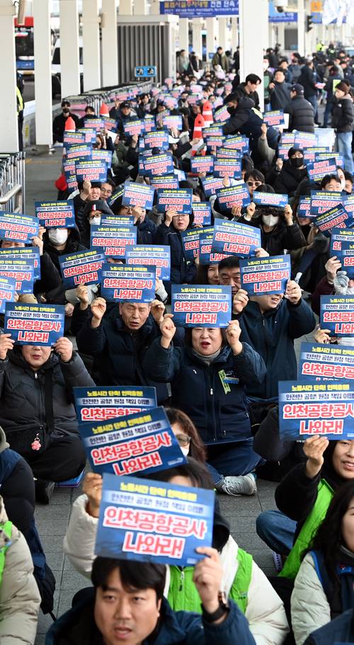“인천공항공사 나와라”  : ‘노란봉투법’ 시행 첫날인 10일 오전 인천 중구 인천국제공항 제2여객터미널 앞에서 민주노총 공공운수노동조합 인천공항지역지부 노조원들이 원청 사용자인 인천공항공사에 직접 교섭을 요구하는 집회를 열고 있다. 박윤슬 기자