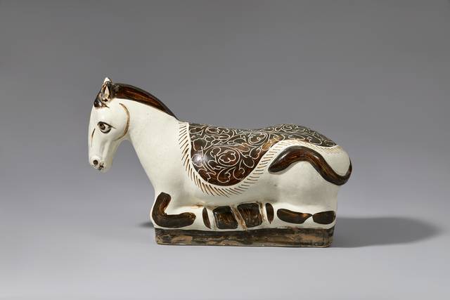 송대의 자주요(磁州窯) 마형 베개. 말이 다리를 굽히고 앉은 자세로 표현된 자기 유물이다.