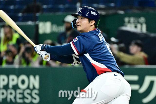 9일 일본 도쿄돔에서 열린 2026 월드 베이스볼 클래식(WBC) 조별리그 한국-호주 경기. 문보경이 4회초 2사 2루에 1타점 적시타를 치고 있다./도쿄(일본) = 한혁승 기자