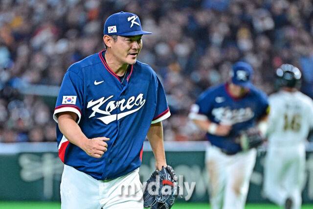 9일 일본 도쿄돔에서 열린 2026 월드 베이스볼 클래식(WBC) 조별리그 한국-호주 경기. 노경은이 3회 무실점 수비를 마치고 기빠하고 있다./도쿄(일본) = 한혁승 기자
