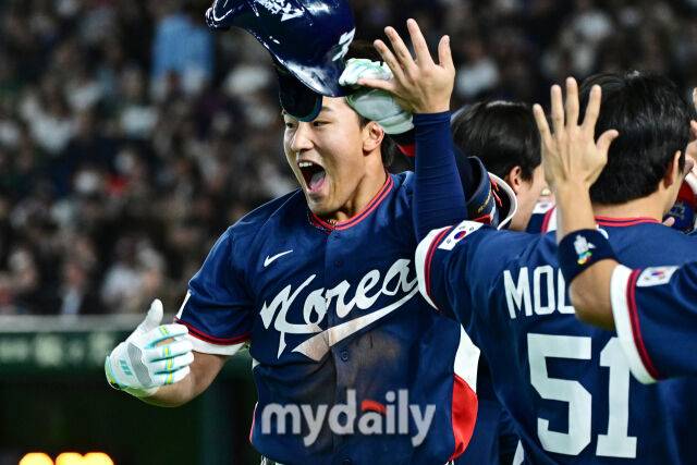 9일 일본 도쿄돔에서 열린 2026 월드 베이스볼 클래식(WBC) 조별리그 한국-호주 경기. 안현민이 9회초 1사 1-3루에 희생플라이로 1타점을 올린 후 기뻐하고 있다./도쿄(일본) = 한혁승 기자