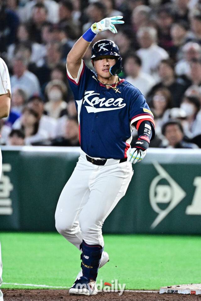 7일 일본 도쿄돔에서 열린 2026 월드 베이스볼 클래식(WBC) 조별리그 한국-일본 경기. 안현민이 3회초 1사 1루에 안타를 친 후 기뻐하고 있다./도쿄(일본) = 한혁승 기자