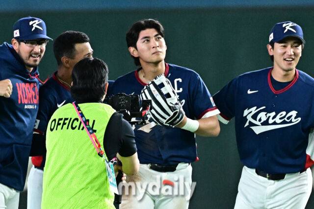 이정후(오른쪽에서 두 번째)가 9일 호주와 경기에서 승리한 후 눈물을 글썽거리고 있다. /도쿄돔=한혁승 기자