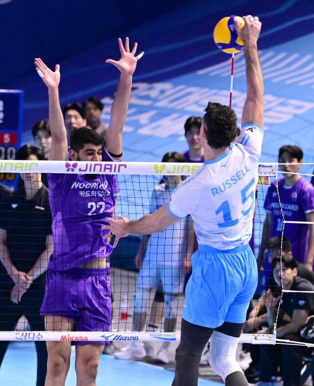 알리가 러셀의 공격을 블로킹으로 막아내고 있다/ 한국배구연맹(KOVO)