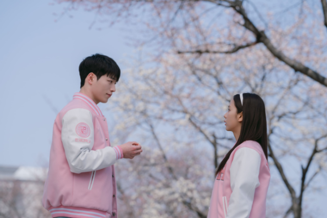 그룹 블랙핑크 멤버 겸 배우 지수가 서강준을 비롯한 많은 남자 출연진들과 얼굴합을 자랑하며 연기자로서 가능성을 보였다. / 넷플릭스 '월간남친'